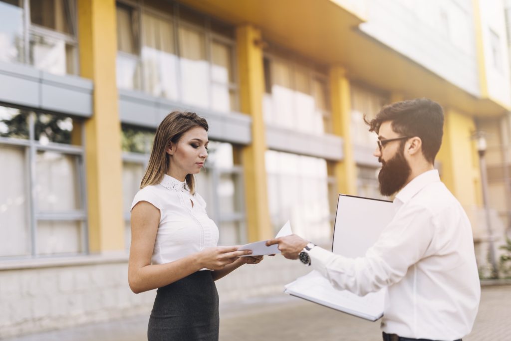 advogados trocando um modelo de contrato de locação comercial