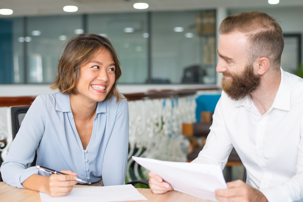 Casal assinando modelo de contrato de união estável